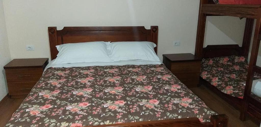 Postel nebo postele na pokoji v ubytování Bujtina Hadër Xhebro