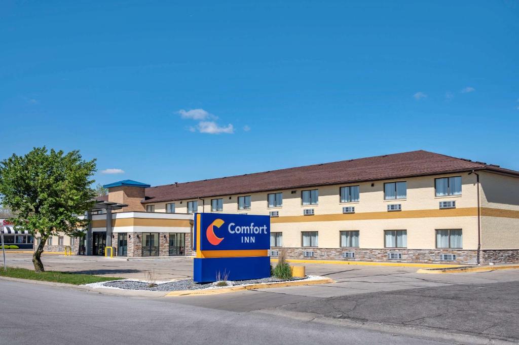 ein selbstbewusstes Schild vor einem Gebäude in der Unterkunft Comfort Inn Near Kokomo Speedway in Kokomo