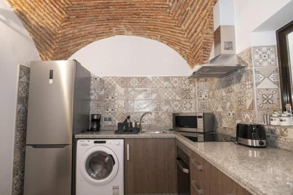 A kitchen or kitchenette at Elegante Apartamento para 5 en el centro de Cáceres con wifi