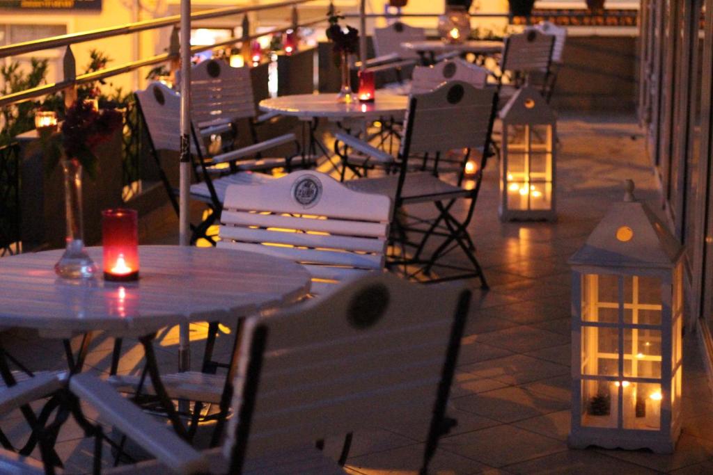 Reštaurácia alebo iné gastronomické zariadenie v ubytovaní Hotel Wodnik