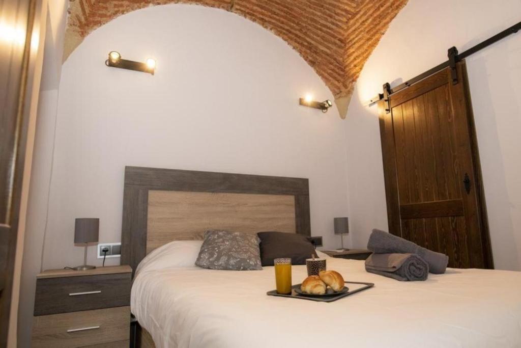 A bed or beds in a room at Elegante Apartamento para 5 en el centro de Cáceres con wifi