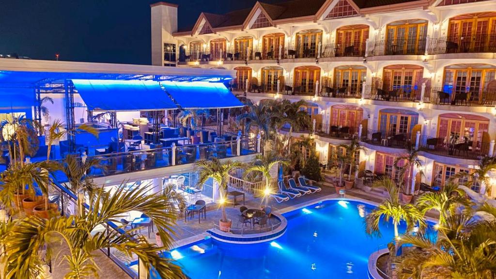 Bazén v ubytování Clarkton Hotel Apartment nebo v jeho okolí