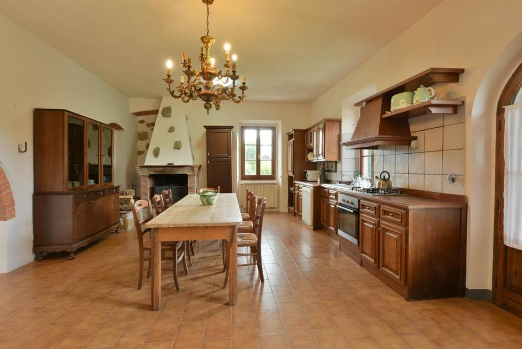 A kitchen or kitchenette at Agriturismo I Poggilunghi