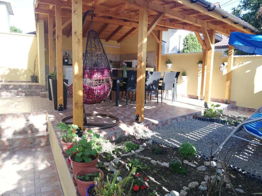 錫內莫雷茨的住宿－Къща за гости "Венито"，一个带木制凉棚和一些植物的庭院