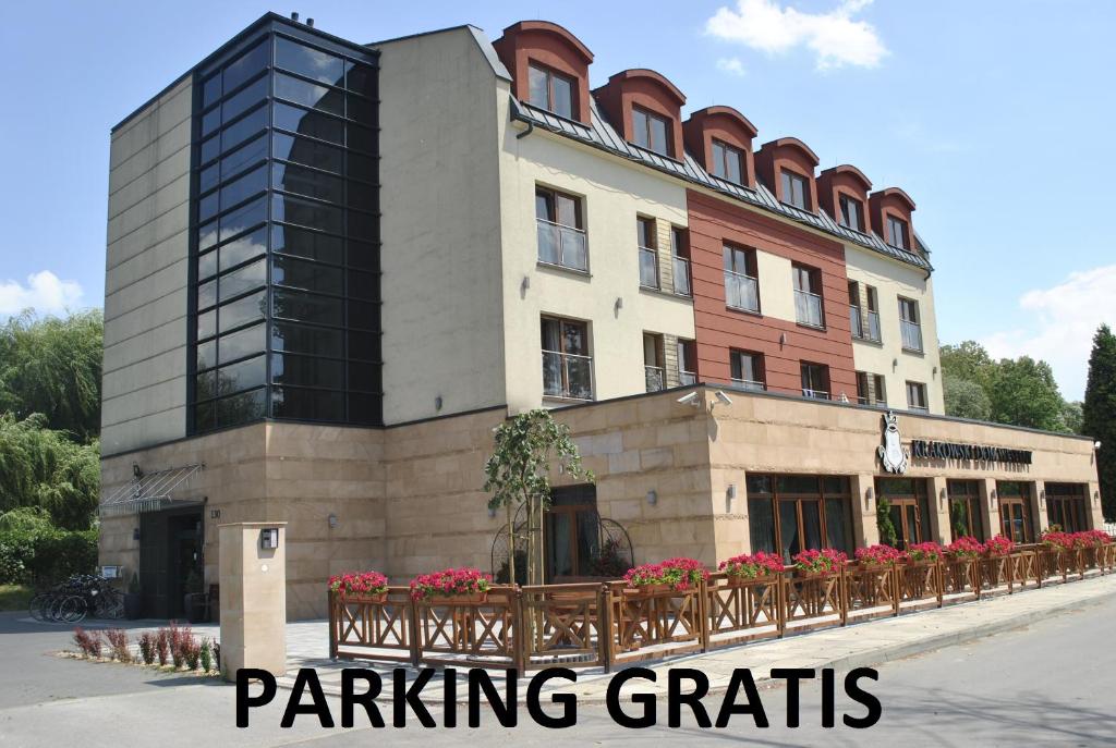 un edificio con un cartel que dice aparcamiento gratuito en Hotel Zakliki, en Cracovia