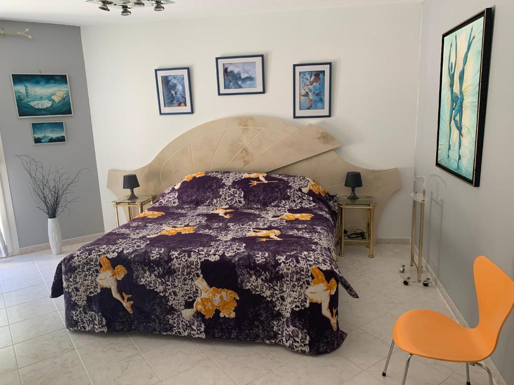 um quarto com uma cama com um edredão roxo em MAS FATINOU em Aniane