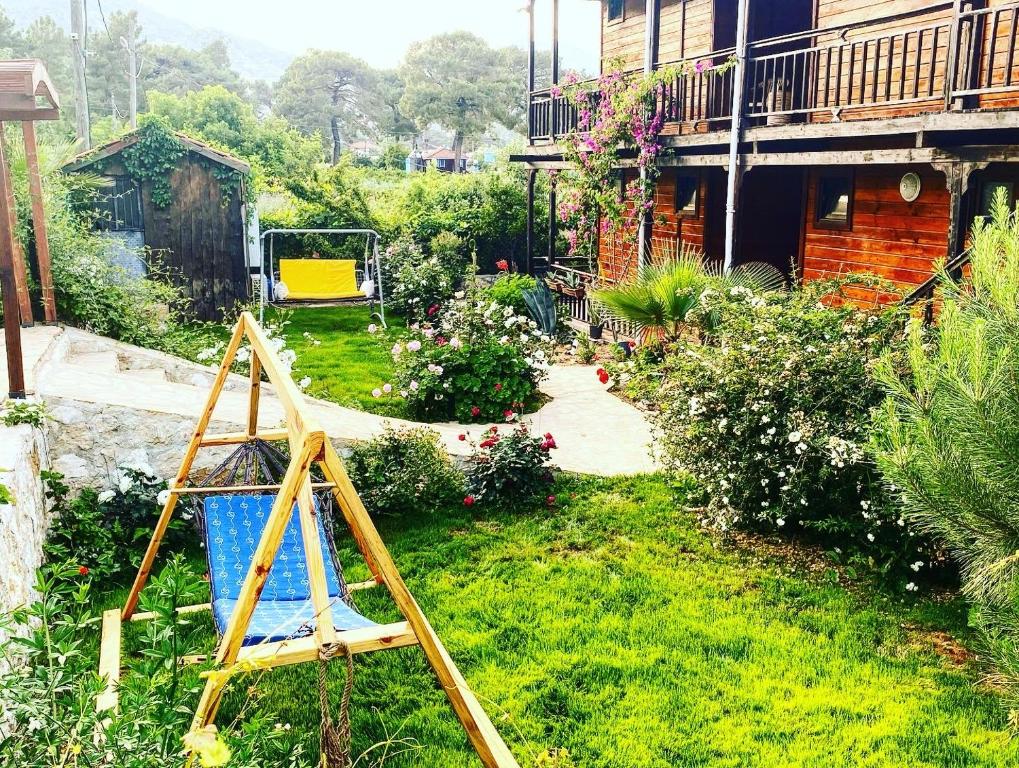 a garden with a wooden ladder in the grass at 7 Green Adrasan in Adrasan