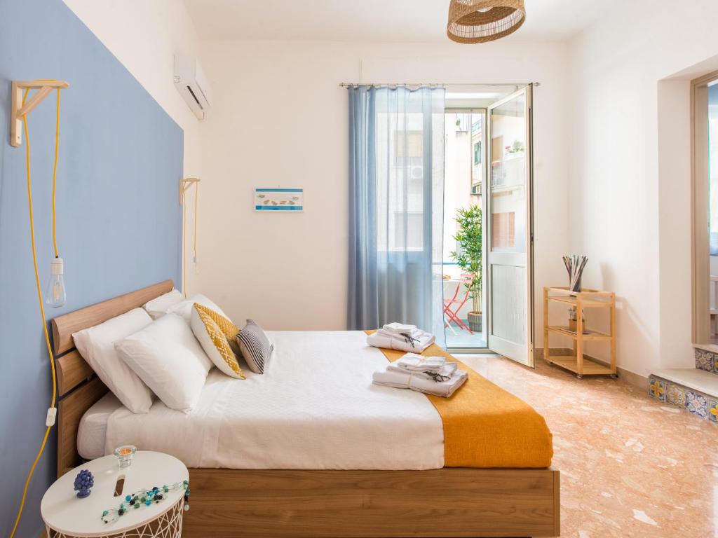 a bedroom with a bed and a window at VENTO DI SCIROCCO CASA VACANZE A POCHI METRI DAL MARE in Santa Flavia