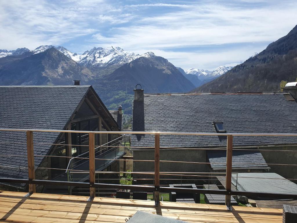 a balcony of a house with mountains in the background at superbe grange rénovée in Grust