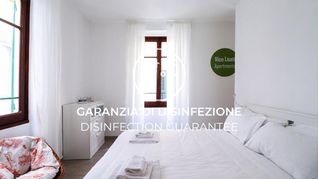 - une chambre blanche avec un lit et une fenêtre dans l'établissement Italianway - Liceti 5, à Rapallo