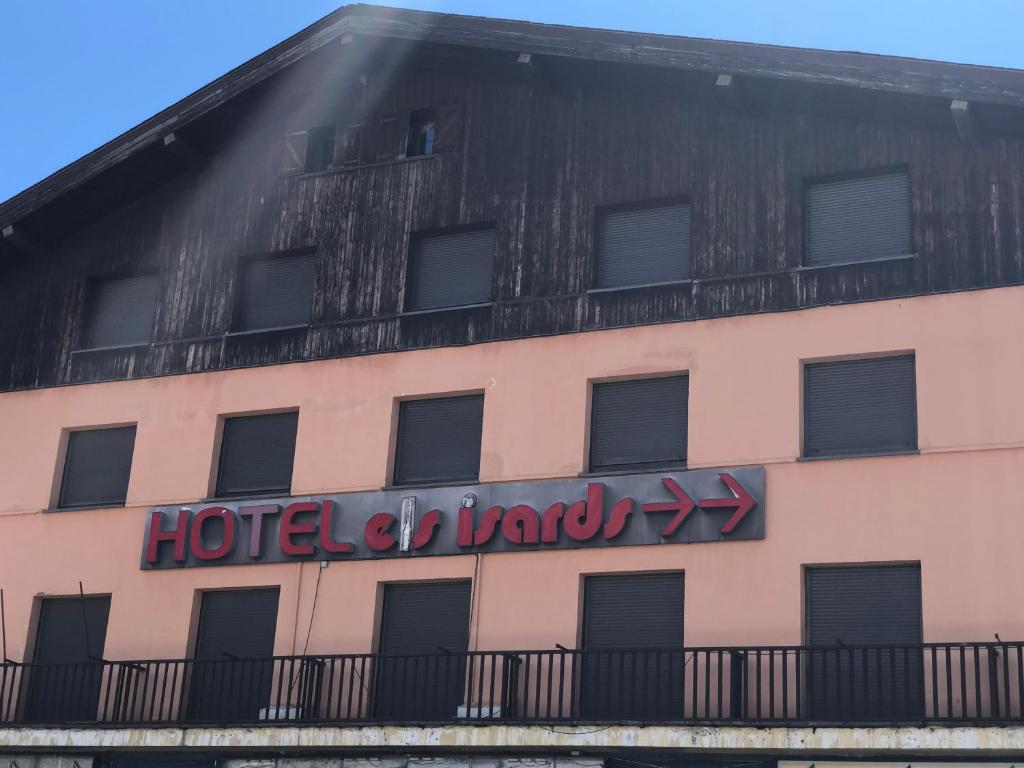 una señal de hotel en el lateral de un edificio en Hotel Refugi dels Isards, en Pas de la Casa