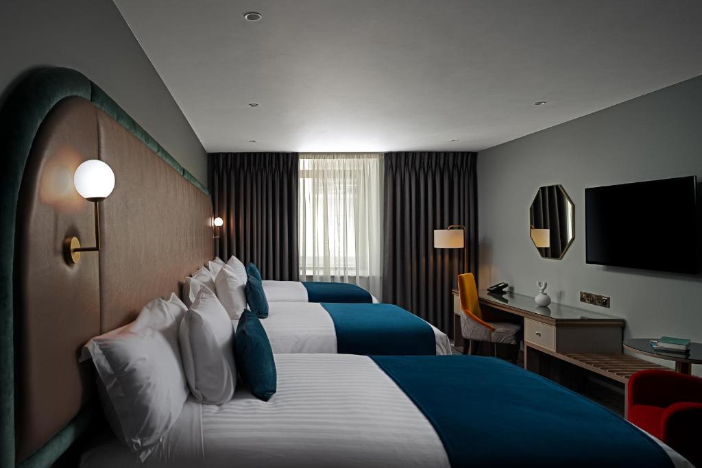 Uma cama ou camas num quarto em The Savoy Hotel