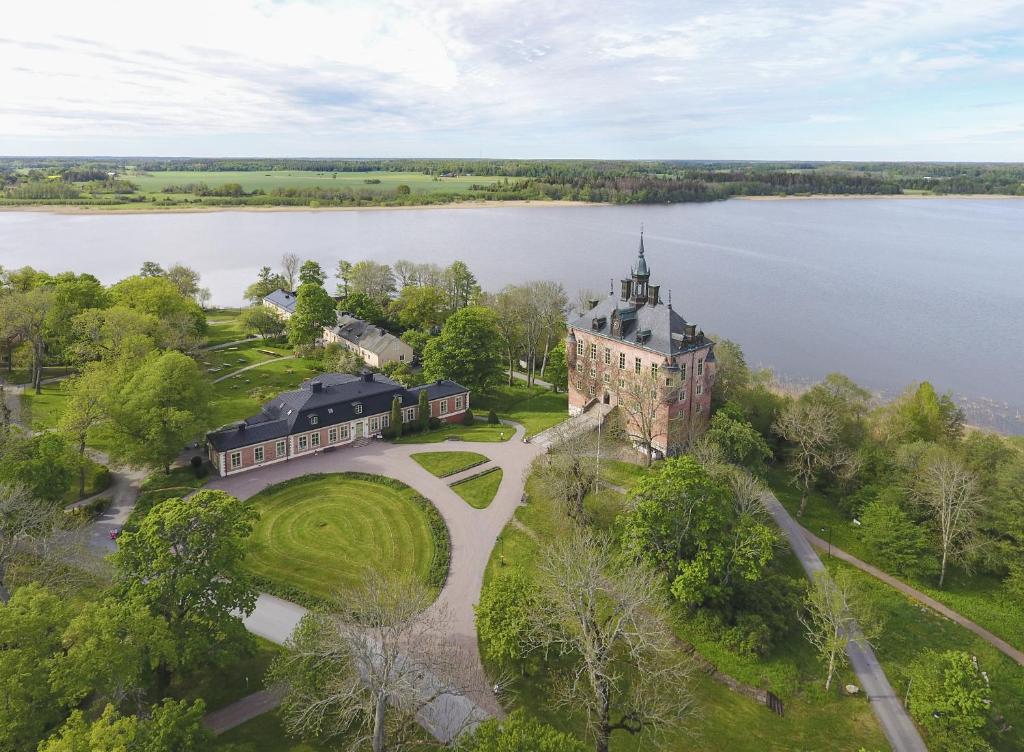 een luchtzicht op een kasteel aan de oever van een meer bij Wiks Slott in Vik