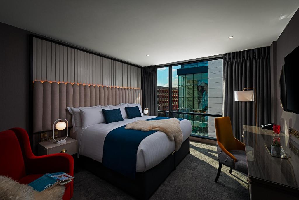 Uma cama ou camas num quarto em The Savoy Hotel