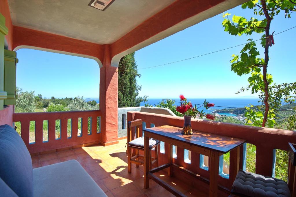 veranda con tavolo e vista sull'oceano di Angel Suite a Patitiri