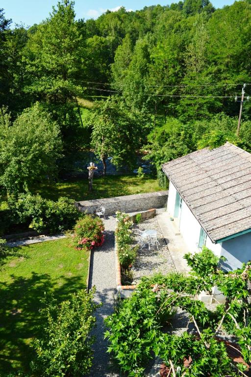 - une vue aérienne sur un jardin et une maison dans l'établissement Gite Esmeralda, à Biert