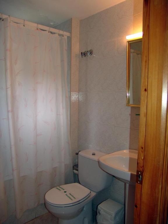 Koupelna v ubytování Hostal Pirineos Sarvisé