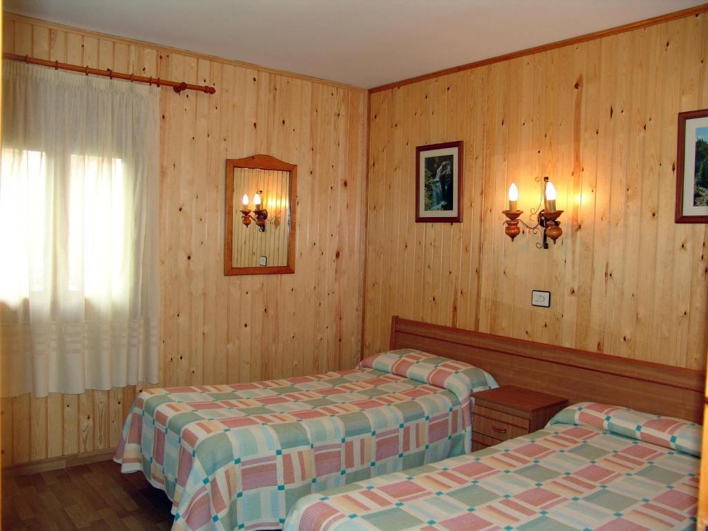 Postel nebo postele na pokoji v ubytování Hostal Pirineos Sarvisé
