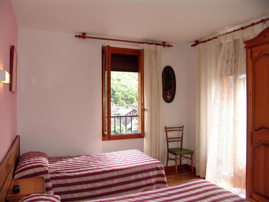Postel nebo postele na pokoji v ubytování Hostal Pirineos Sarvisé