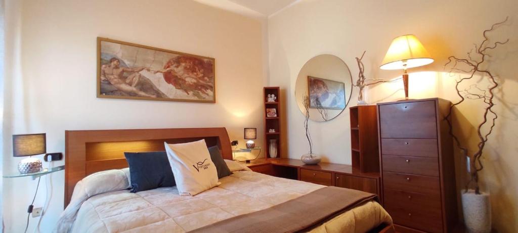 ein Schlafzimmer mit einem Bett, einer Kommode und einer Lampe in der Unterkunft Vistamare in Gaeta