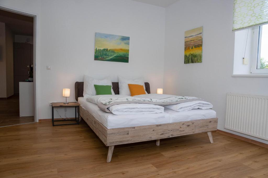 - une chambre dotée d'un lit avec deux bougies dans l'établissement WeinApart im Winzerschlössl, à Eisenstadt