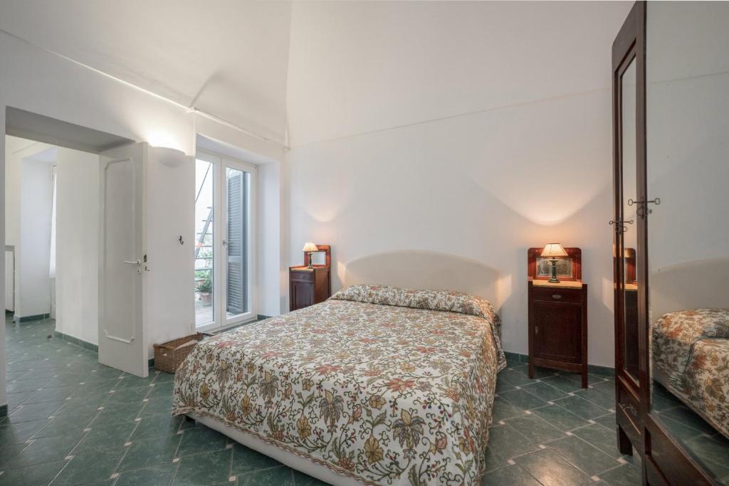 sypialnia z łóżkiem i oknem w obiekcie Casa Ventrosa, Anacapri w mieście Anacapri