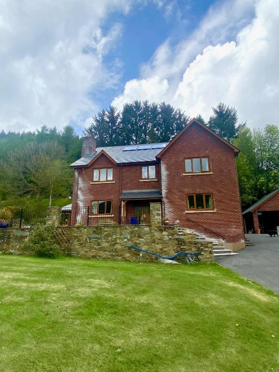 Laurel Bank, AbbeyCwmhir (updated prices 2024)