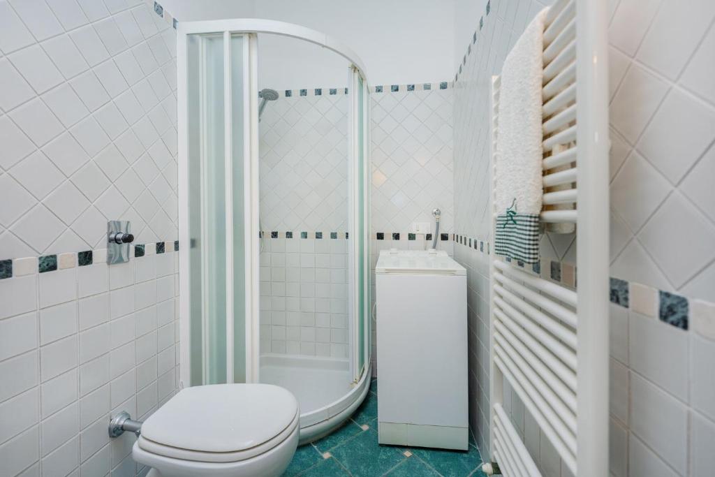 biała łazienka z toaletą i prysznicem w obiekcie Casa Ventrosa, Anacapri w mieście Anacapri