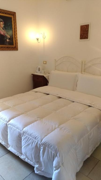 a bedroom with two white beds in a room at B&B DIMORA PALMIERI in Monopoli
