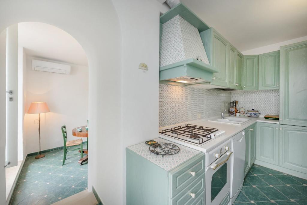 kuchnia z zielonymi szafkami i kuchenką górny piekarnik w obiekcie Casa Ventrosa, Anacapri w mieście Anacapri