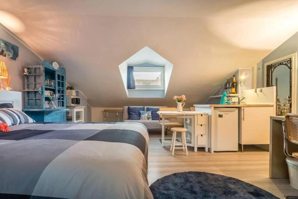 una camera con letto e una cucina con tavolo di enJoy Home - Monolocale S Sofia sui tetti di Padova a Padova