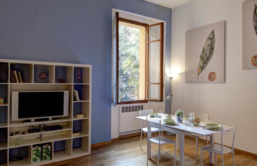 Televízia a/alebo spoločenská miestnosť v ubytovaní GetTheKey Battisti Apartment