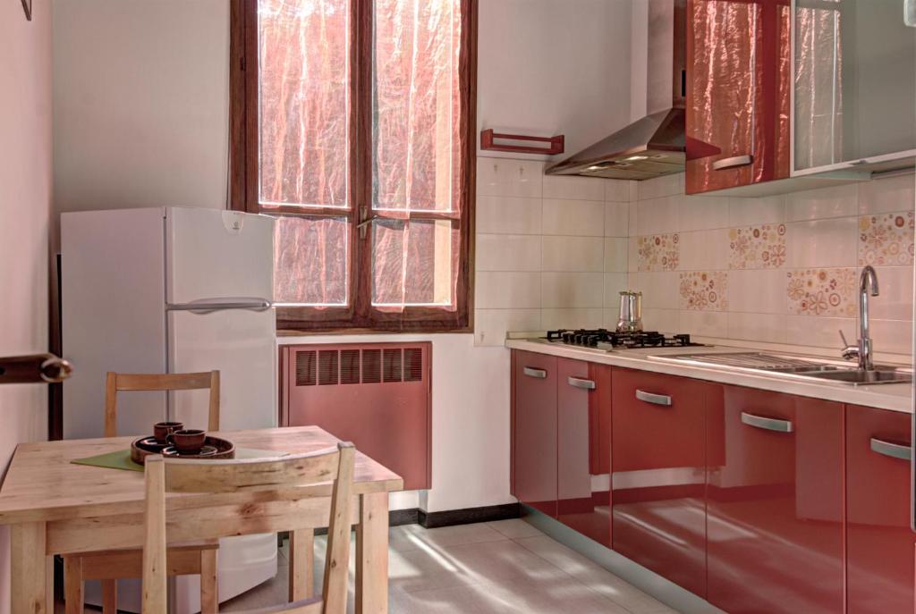 Kuchyňa alebo kuchynka v ubytovaní GetTheKey Battisti Apartment