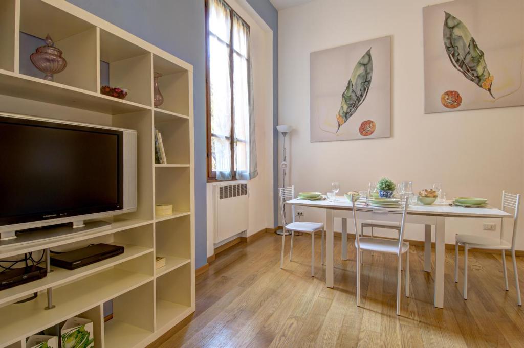 Televízia a/alebo spoločenská miestnosť v ubytovaní GetTheKey Battisti Apartment
