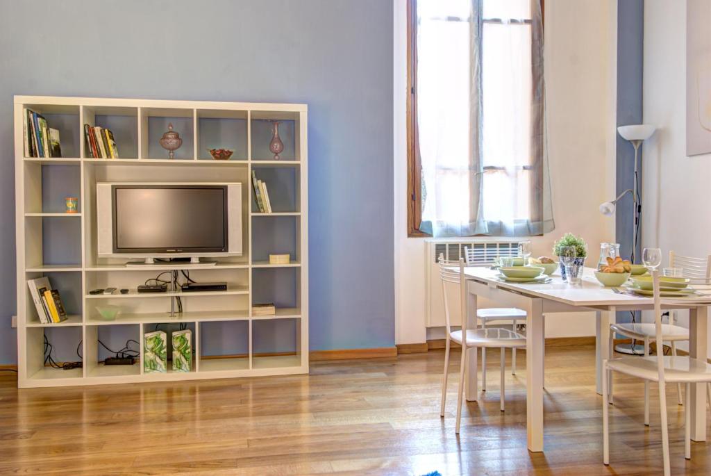 Televízia a/alebo spoločenská miestnosť v ubytovaní GetTheKey Battisti Apartment