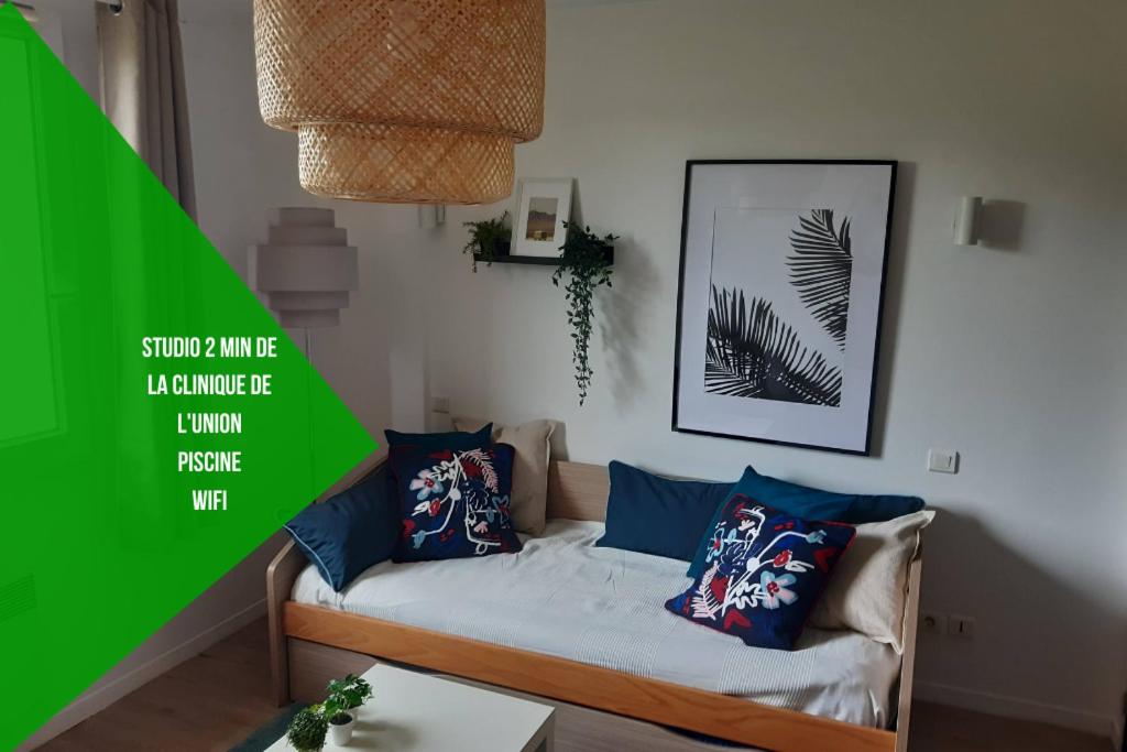 - un salon avec un canapé et des oreillers dans l'établissement Le cosy de Saint Jean, à Saint-Jean