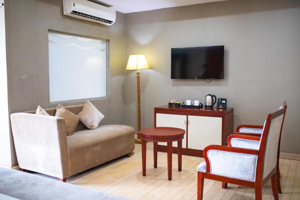 TV a/nebo společenská místnost v ubytování Hotel Sunshine Enugu
