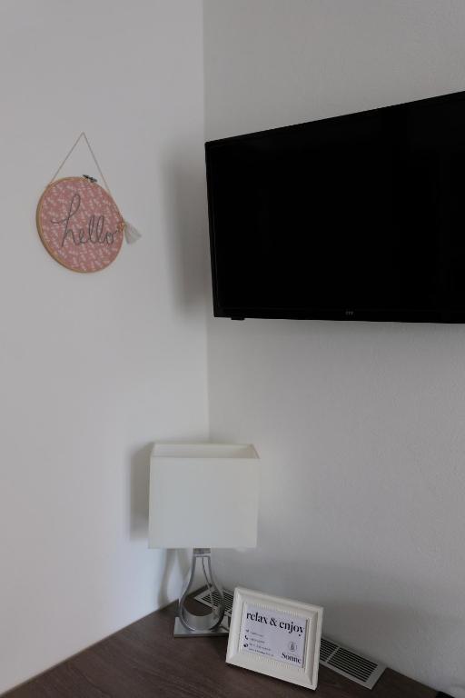 TV a/nebo společenská místnost v ubytování Gästehaus zur Sonne