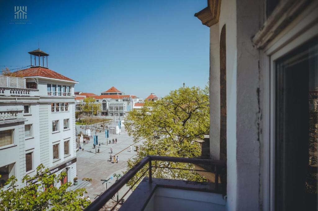 - Balcón de un edificio con vistas a la calle en Hampton Beach, Seaview, en Sopot