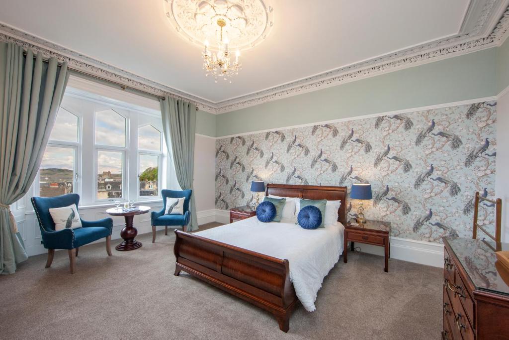 1 dormitorio con cama y lámpara de araña en Hawthornbank, en Oban