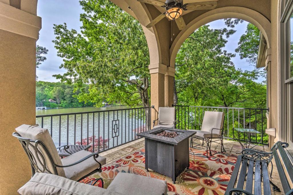 Un patio con sillas y una mesa en un balcón. en Private Dock and Water Views Hot Springs Abode!, en Hot Springs