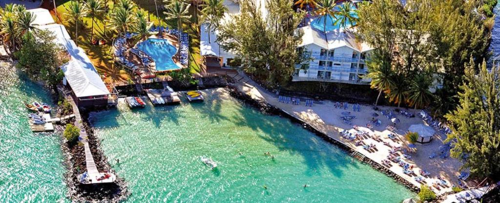 uma vista aérea de uma piscina num resort em Studio La Valentina face à la marina em Les Trois-Îlets
