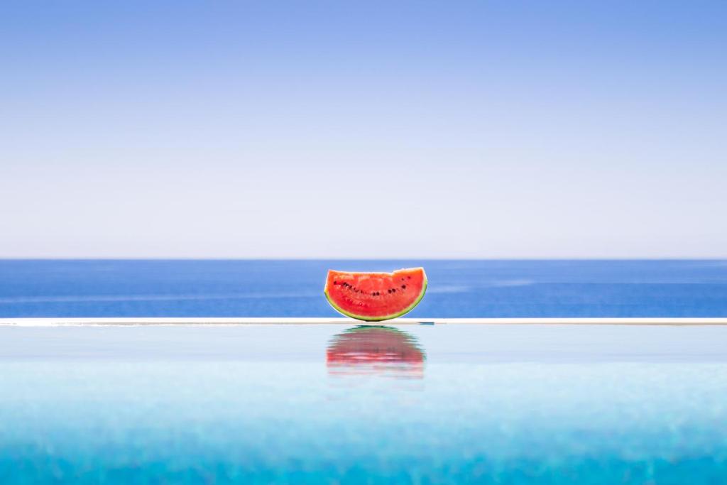 Bazén v ubytování Aros Luxury Villas nebo v jeho okolí