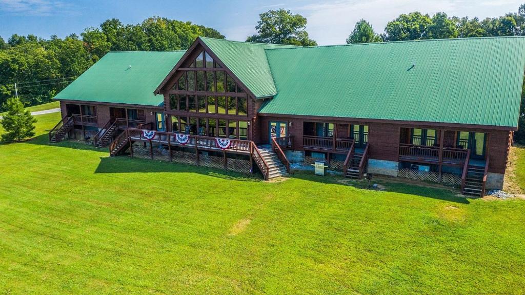 una vista aérea de una casa grande con techo verde en Grandview Experience Lodge, en Spencer