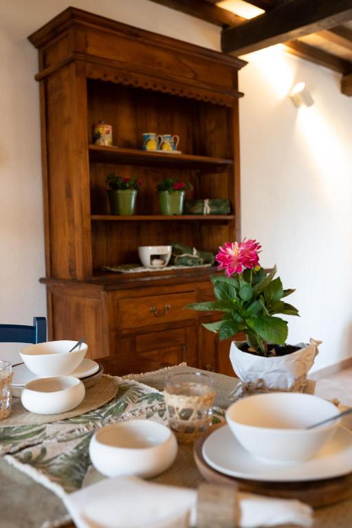 Príslušenstvo na prípravu kávy alebo čaju v ubytovaní Acqua di Civita Beauty & Rooms in Mercatello