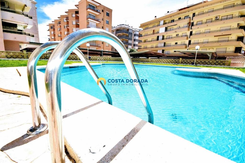 una escalera que conduce a una piscina en un edificio en Bahia, en La Pineda