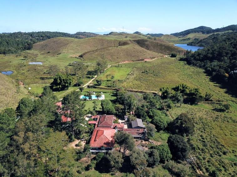 een luchtzicht op een huis op een heuvel bij Hotel Fazenda Sao Sebastiao in Ipiabas