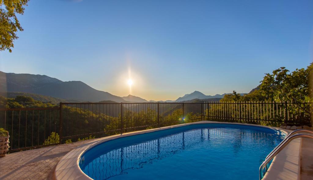 - une piscine avec vue sur les montagnes dans l'établissement Dalmatian Green Peak, à Slime