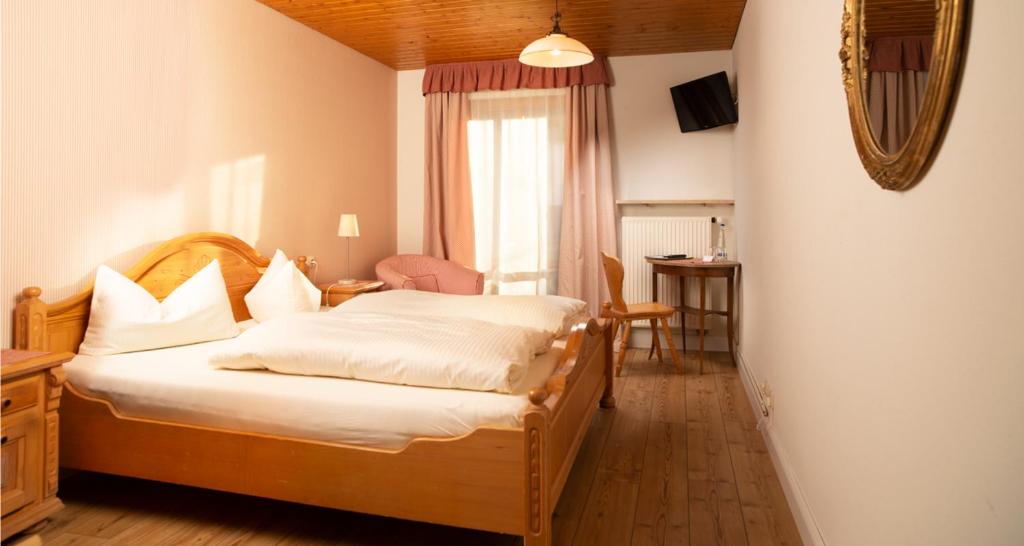Postel nebo postele na pokoji v ubytování Gasthof - Hotel zur Post