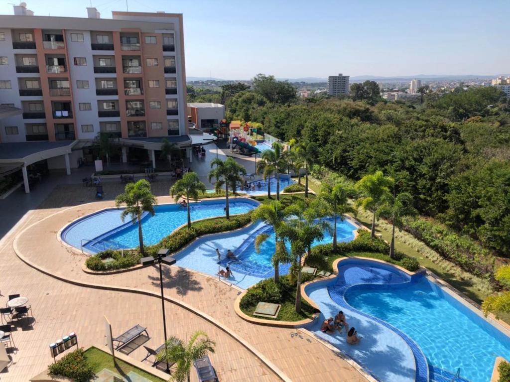een uitzicht over een zwembad in een resort bij Alta Vista Thermas Resort in Caldas Novas
